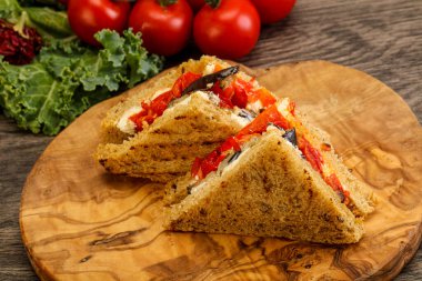 Patlıcanlı ve peynirli vejetaryen sandviçi.