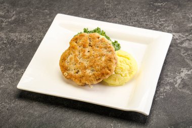 Kıymalı tavuk pirzolası ve patates püresi.