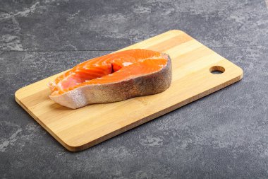 Pişirmek için çiğ somon bifteği.