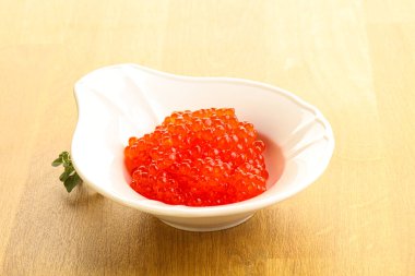 Rus kırmızı havyarı kasede.