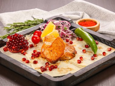 Limon ve nar tohumlu ızgara somon bifteği.