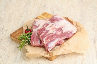 Güvertede pişirmek için çiğ domuz kaburgası.