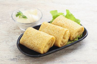 Et ve krema soslu krep.