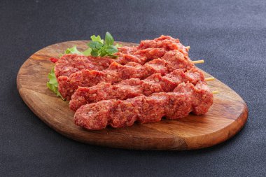 Çiğ et kebabı ızgara için kıyma.