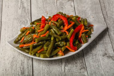 Kore havucu ve baharatlı yeşil fasulye turşusu.