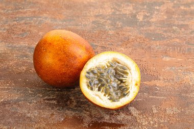 Dilimlenmiş tropik tatlı ve sulu Tutku meyvesi