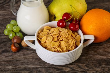 Mısır gevreği, meyve ve sütle kahvaltı