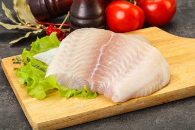 Pişirmek için çiğ pangasius fileto balığı.