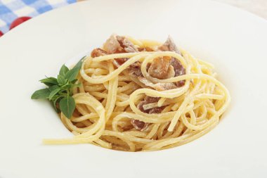 Pastırmalı makarna ve fesleğen.