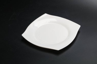 İzole edilmiş servis için beyaz boş tabak