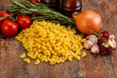 Çiğ İtalyan buğday makarnası - Chifferi rigati pişirmek için