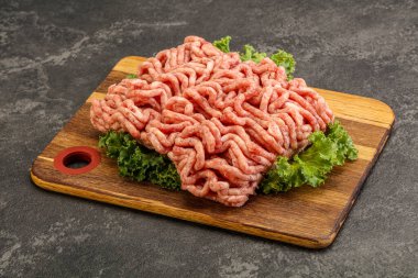 Pişirmek için çiğ domuz kıyması.