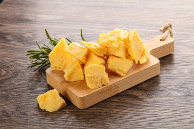 Kasede lezzetli parmesan peyniri parçaları var.