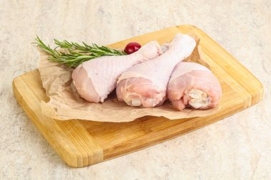 Pişirmek için üç tavuk budu budu.