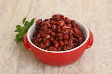 Fesleğende kırmızı böbrek fasulyesi vardı.