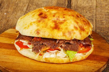 Etli sebzeli pide.