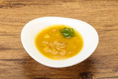 Füme et ve sebzeli bezelye çorbası.