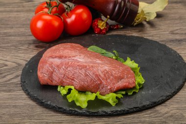 Pişirmek için çiğ et parçası.