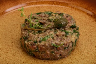 Kaparili çiğ tartar atıştırmalığı.