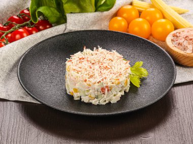 Yengeç surimi ile geleneksel Rus salatası