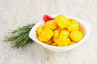 Turşulu sarı pastanın içinde doğal atıştırmalıklar.