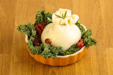 Kurutulmuş domatesli Burrata taze peyniri
