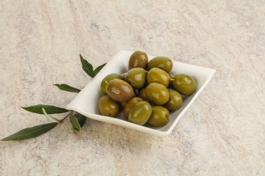 Tabakta salamura edilmiş zeytinler servis ediliyor.