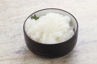 Kavanozda kaynamış Asyalı erişte.