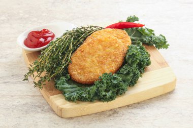 Kızarmış patates haşlanmış krep ve sos.