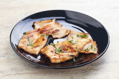 Unagi soslu ve otlu ızgara kalamar.