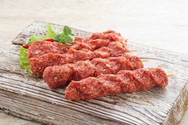 Çiğ et kebabı ızgara için kıyma.