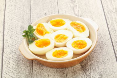 Kahvaltıda haşlanmış tavuk yumurtası, yumurta kabuğu olmadan.