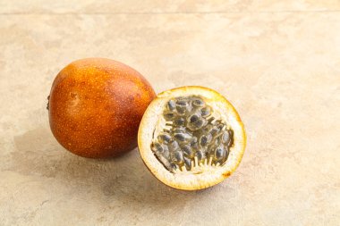 Dilimlenmiş tropik tatlı ve sulu Tutku meyvesi