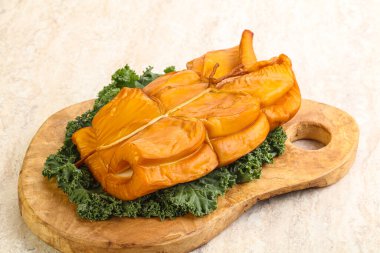 Tütsülenmiş kalamar aperatifi izole edilmiş.