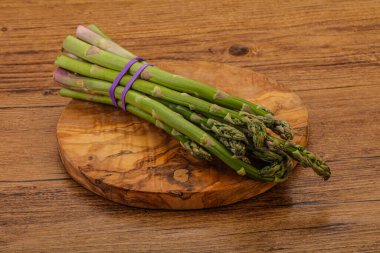 Vejetaryen mutfağı - Pişirmek için çiğ kuşkonmaz yığını