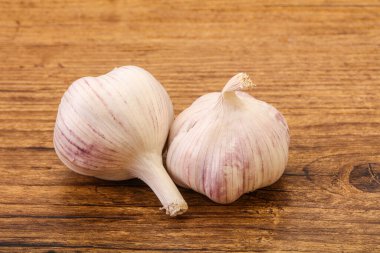 Taze ve lezzetli sarımsak izole edilmiş.