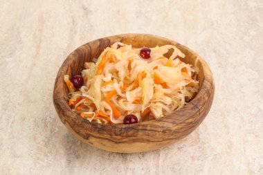 Havuçlu mayalanmış lahana kasede lahana.