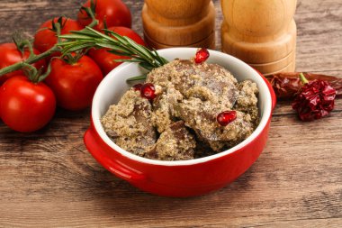 Krema soslu tavuk ciğeri biberiye servis edildi.