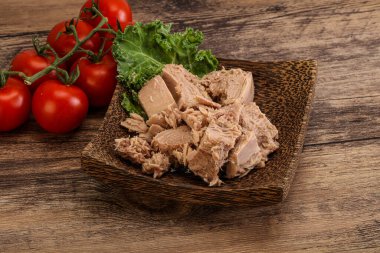 Lezzetli ton balığı filetosu kasede