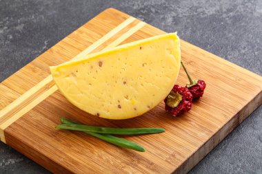 Cevizli sert peynir tuğlası.