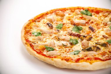 İtalyan geleneksel deniz ürünleri ve kişniş yapraklı pizza.