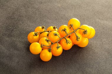 Taze sarı kiraz domatesli dal.