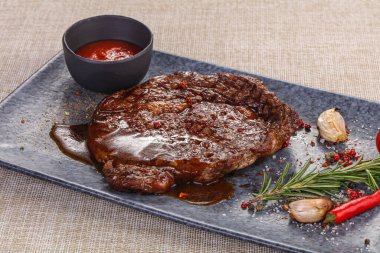 Biber ve ızgara biftek servis edildi.