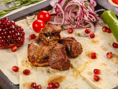 Kafkas geleneksel kuzu eti barbeküsü soğan servis edilir.