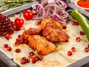 Tavuk kalçalı ızgara soğan halkaları.