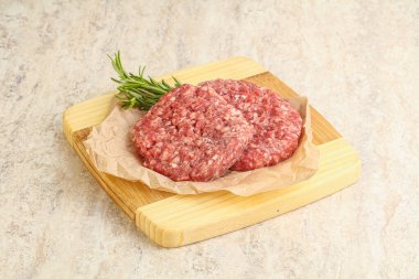 Izgara veya rosto için çiğ sığır burger pirzolası.