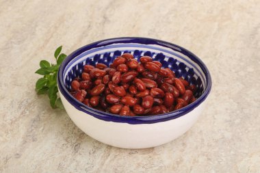 Fesleğende kırmızı böbrek fasulyesi vardı.