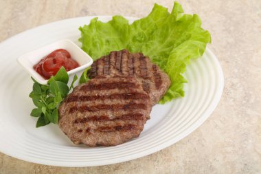 Domates soslu ızgara sığır burger pirzolası