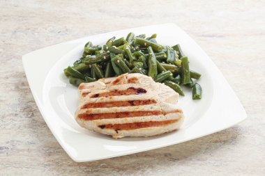 Yeşil fasulyeli ızgara hindi bifteği.