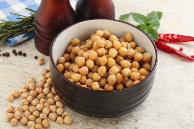 Kavanozda haşlanmış organik nohut.